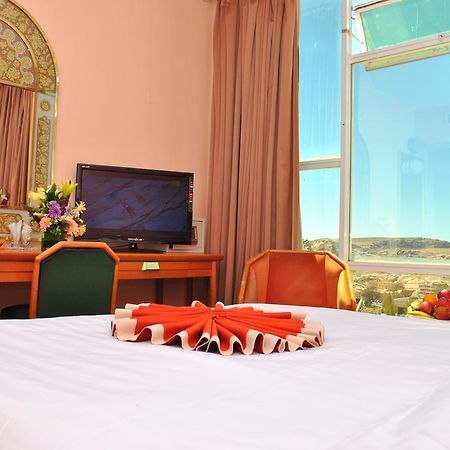 Candles Hotel Вади Муса Екстериор снимка
