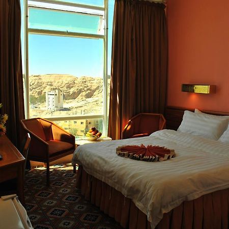 Candles Hotel Вади Муса Екстериор снимка