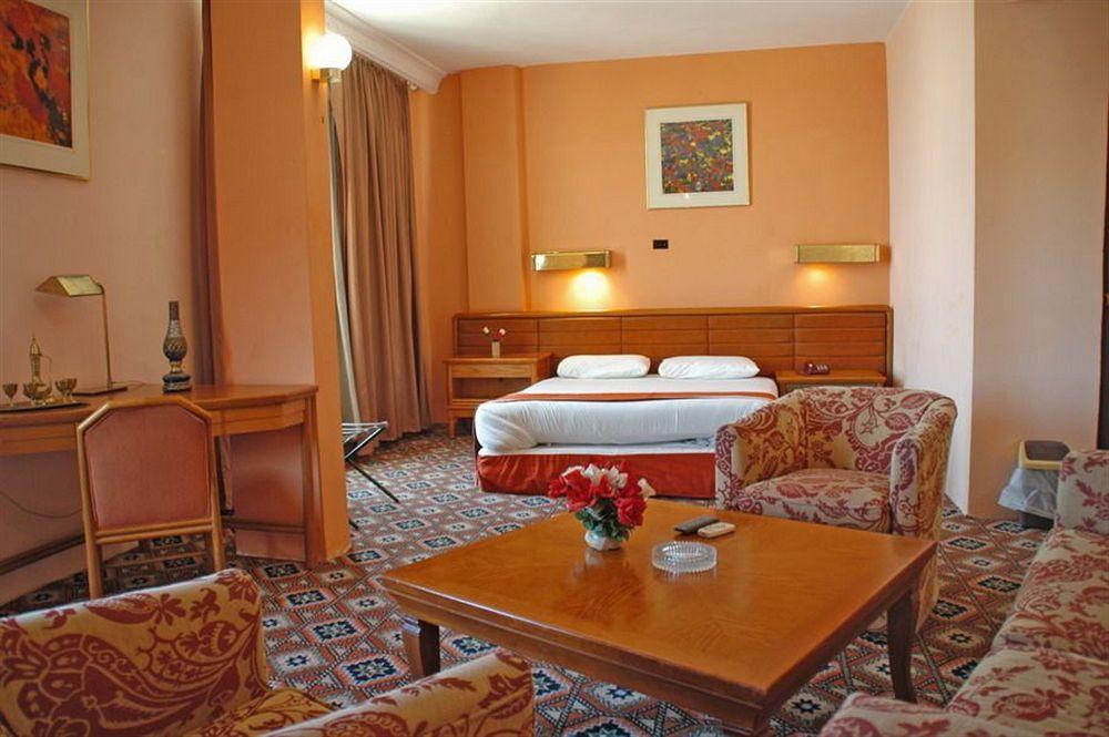 Candles Hotel Вади Муса Екстериор снимка