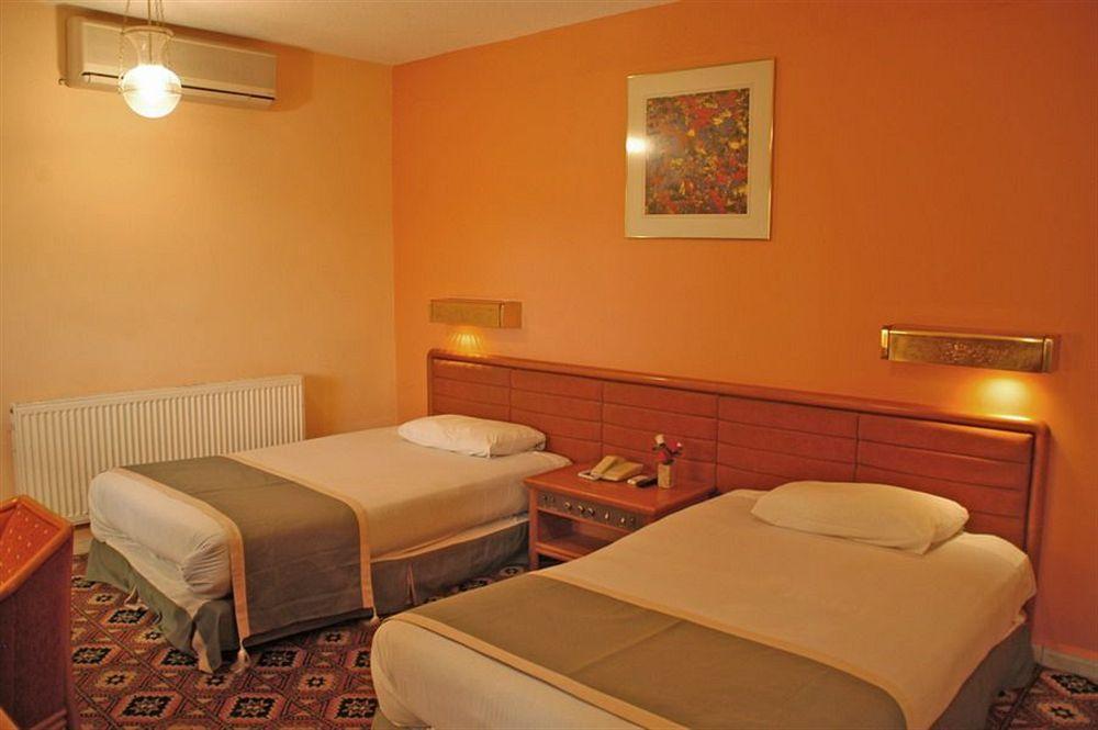 Candles Hotel Вади Муса Екстериор снимка