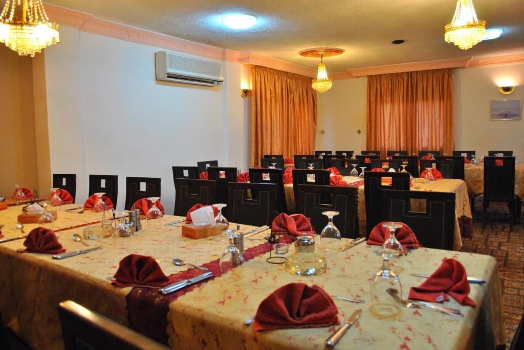 Candles Hotel Вади Муса Екстериор снимка