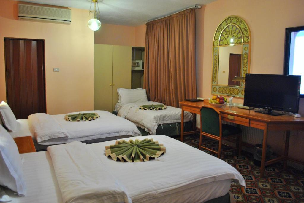 Candles Hotel Вади Муса Екстериор снимка