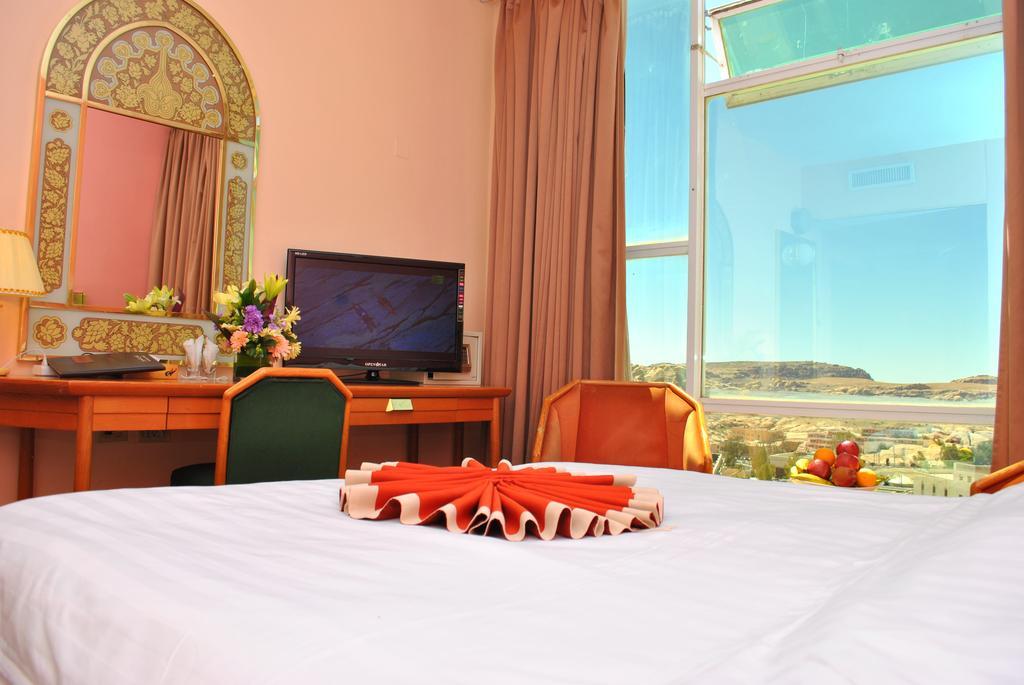 Candles Hotel Вади Муса Екстериор снимка