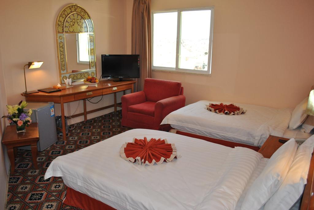 Candles Hotel Вади Муса Екстериор снимка